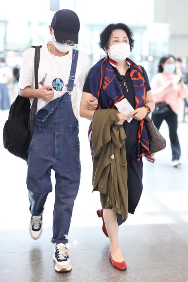 文章妈妈也是大女人,贵妇打扮一看就强势,他穿背带裤变乖宝宝休闲区蓝鸢梦想 - Www.slyday.coM 文章妈妈也是大女人,贵妇打扮一看就强势,他穿背带裤变乖宝宝休闲区蓝鸢梦想 - Www.slyday.coM