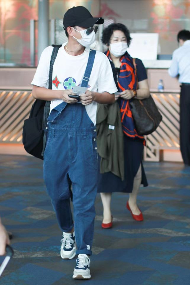 文章妈妈也是大女人,贵妇打扮一看就强势,他穿背带裤变乖宝宝休闲区蓝鸢梦想 - Www.slyday.coM 文章妈妈也是大女人,贵妇打扮一看就强势,他穿背带裤变乖宝宝休闲区蓝鸢梦想 - Www.slyday.coM