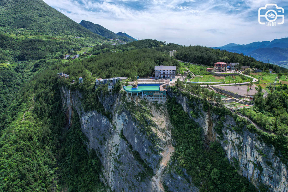 重庆奉节大窝悬崖泳池悬崖木屋悬崖秋千老矿区变网红景点