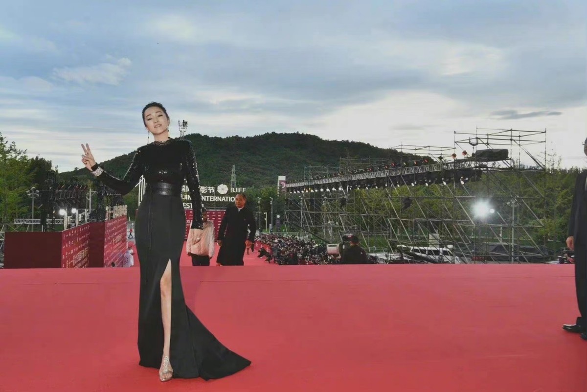 巩俐金像奖官方造型太敷衍!都懒得现拍,居然直接抠走红毯的旧图休闲区蓝鸢梦想 - Www.slyday.coM 巩俐金像奖官方造型太敷衍!都懒得现拍,居然直接抠走红毯的旧图休闲区蓝鸢梦想 - Www.slyday.coM