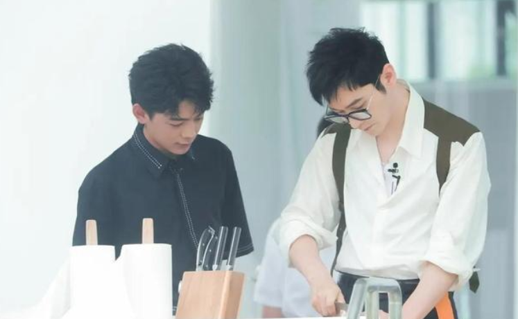 《中餐厅6》阵容曝光,殷桃谭松韵惊喜加盟,打造亲子餐厅看点足休闲区蓝鸢梦想 - Www.slyday.coM 《中餐厅6》阵容曝光,殷桃谭松韵惊喜加盟,打造亲子餐厅看点足休闲区蓝鸢梦想 - Www.slyday.coM