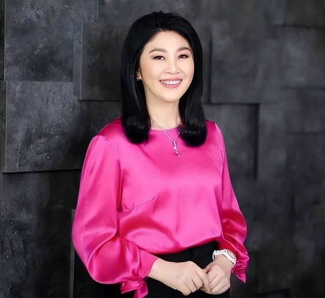 英拉过完生日后首亮相!穿飘带衬衫太美,当年和默克尔同框也稳赢