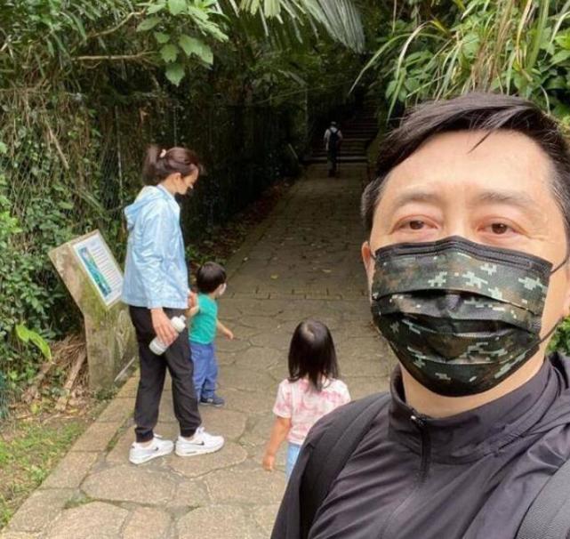 庾澄庆晒照意外曝光5岁女儿俊俏侧脸,鼻梁高挺瓜子脸,颜值超高休闲区蓝鸢梦想 - Www.slyday.coM 庾澄庆晒照意外曝光5岁女儿俊俏侧脸,鼻梁高挺瓜子脸,颜值超高休闲区蓝鸢梦想 - Www.slyday.coM