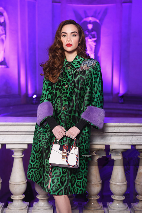 越南流行天后胡玉荷 才华出众会穿搭 玫瑰印花裙美炸了休闲区蓝鸢梦想 - Www.slyday.coM