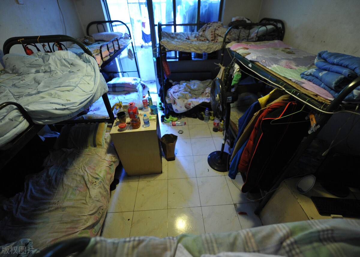 穷人在上海只能住得起群租房一室住满22人满为患底层心酸谁能懂