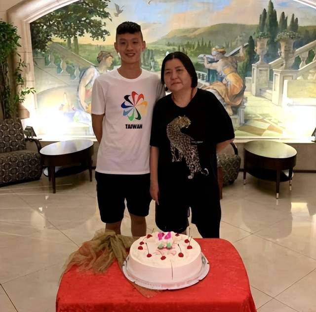 陈宝莲遗孤晒近照庆祝20岁生日！打扮新潮高大帅气，曾渴望当艺人休闲区蓝鸢梦想 - Www.slyday.coM