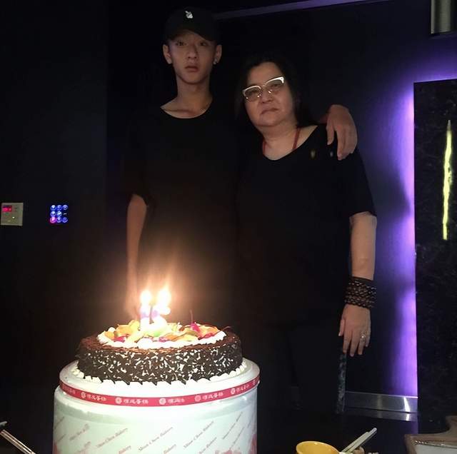 陈宝莲遗孤晒近照庆祝20岁生日！打扮新潮高大帅气，曾渴望当艺人休闲区蓝鸢梦想 - Www.slyday.coM