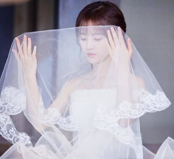 赵丽颖穿婚纱,杨紫穿婚纱怎么都没她穿婚纱美?网友:是真人吗休闲区蓝鸢梦想 - Www.slyday.coM 赵丽颖穿婚纱,杨紫穿婚纱怎么都没她穿婚纱美?网友:是真人吗休闲区蓝鸢梦想 - Www.slyday.coM