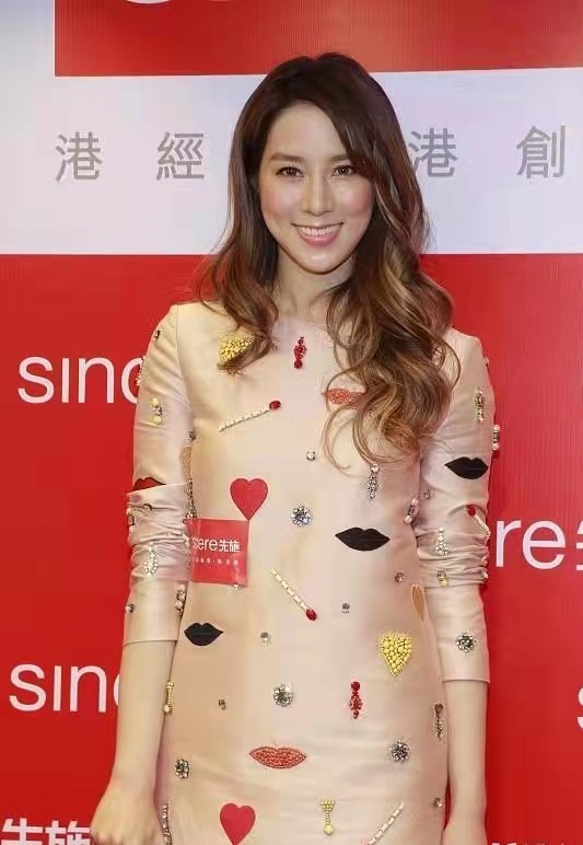 徐子淇这打扮太阔气,钻石镶满裙子,不秀曲线却是元气满满