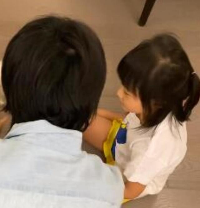 庾澄庆晒照意外曝光5岁女儿俊俏侧脸,鼻梁高挺瓜子脸,颜值超高休闲区蓝鸢梦想 - Www.slyday.coM 庾澄庆晒照意外曝光5岁女儿俊俏侧脸,鼻梁高挺瓜子脸,颜值超高休闲区蓝鸢梦想 - Www.slyday.coM