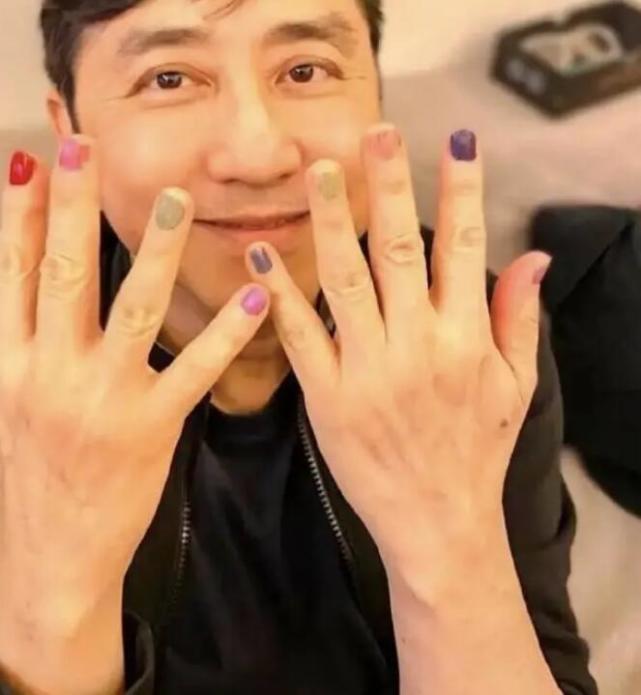 庾澄庆晒照意外曝光5岁女儿俊俏侧脸,鼻梁高挺瓜子脸,颜值超高休闲区蓝鸢梦想 - Www.slyday.coM 庾澄庆晒照意外曝光5岁女儿俊俏侧脸,鼻梁高挺瓜子脸,颜值超高休闲区蓝鸢梦想 - Www.slyday.coM