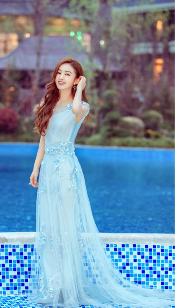 "美丽甜心"赵丽颖 搭配礼服更是甜到炸 羽毛带钻更贴心