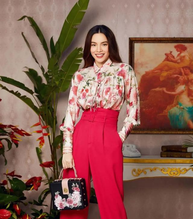 越南流行天后胡玉荷 才华出众会穿搭 玫瑰印花裙美炸了休闲区蓝鸢梦想 - Www.slyday.coM