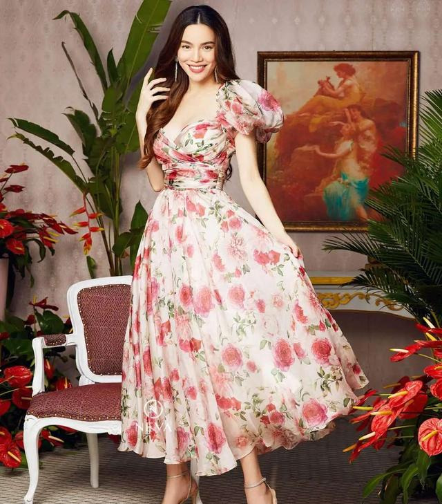 越南流行天后胡玉荷 才华出众会穿搭 玫瑰印花裙美炸了休闲区蓝鸢梦想 - Www.slyday.coM