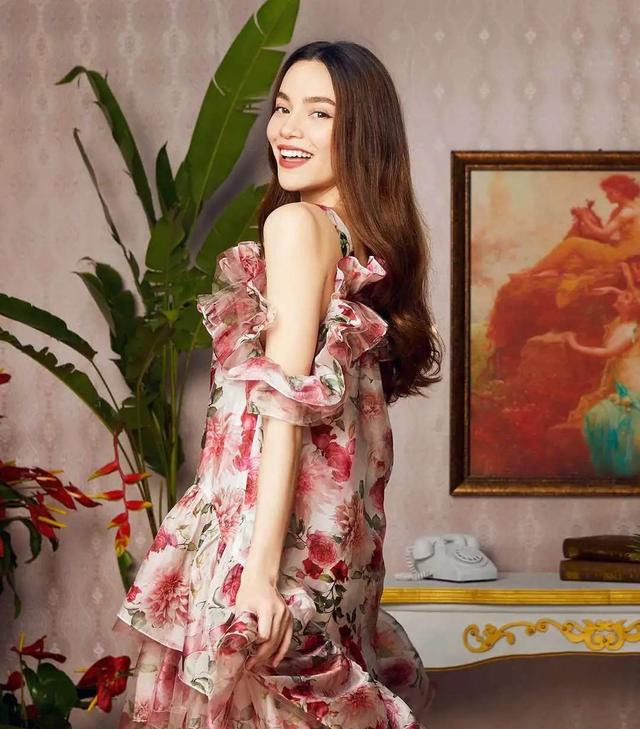 越南流行天后胡玉荷 才华出众会穿搭 玫瑰印花裙美炸了休闲区蓝鸢梦想 - Www.slyday.coM