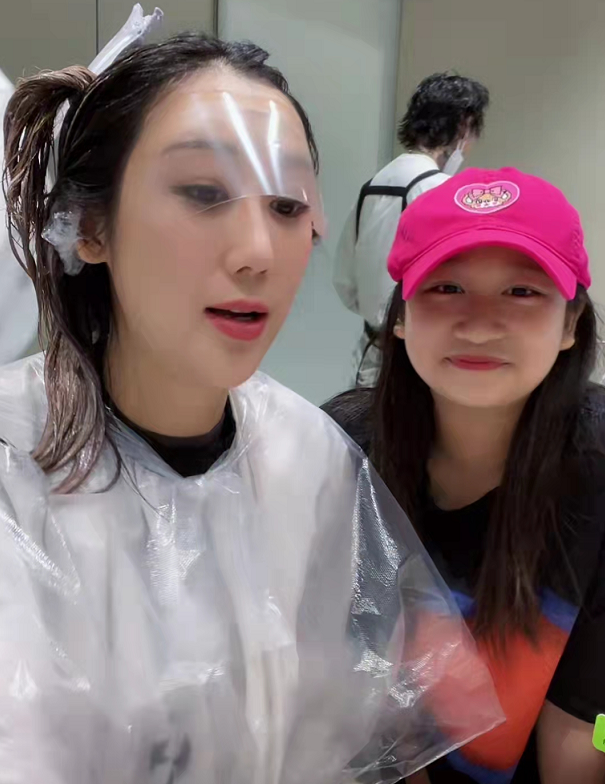 陈浩民10岁女儿身高一米六，穿38码鞋体重破百，曾因长胖被当保姆休闲区蓝鸢梦想 - Www.slyday.coM