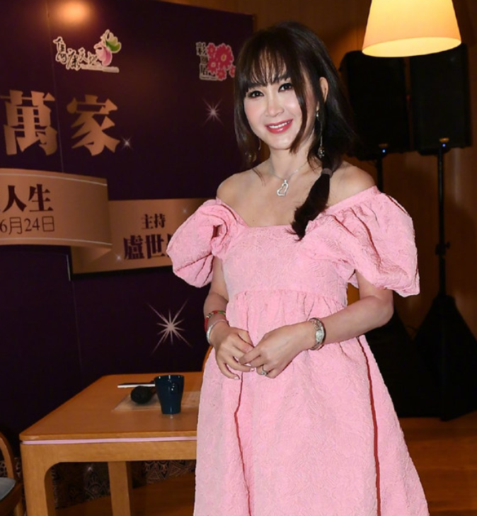 55岁温碧霞现状穿粉红公主裙装嫩脸部状态暴露真实年龄