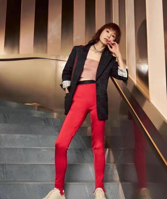57岁张曼玉放飞自我罕见露面不敢认穿红色紧身裤凹时尚造型