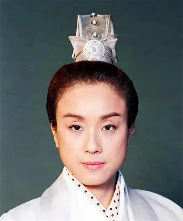 粤剧演员任冰儿设灵，生前拍过197部电影，汪明荃夫妇到场送别__财经头条