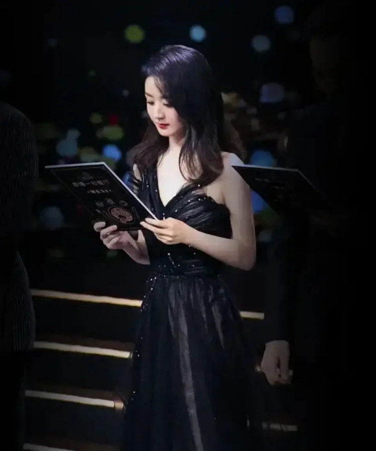 美丽甜心赵丽颖搭配礼服更是甜到炸羽毛带钻更贴心