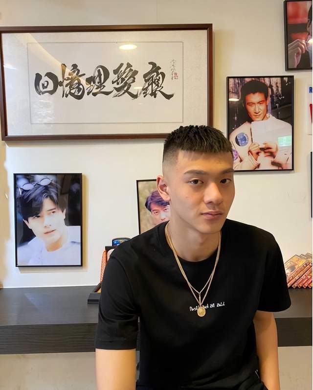 陈宝莲遗孤晒近照庆祝20岁生日！打扮新潮高大帅气，曾渴望当艺人休闲区蓝鸢梦想 - Www.slyday.coM