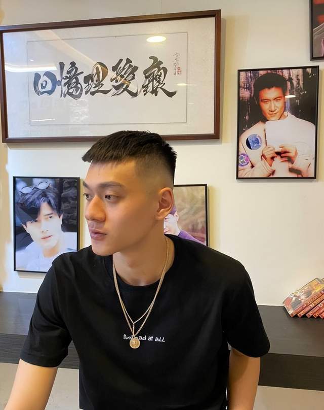 陈宝莲遗孤晒近照庆祝20岁生日！打扮新潮高大帅气，曾渴望当艺人休闲区蓝鸢梦想 - Www.slyday.coM