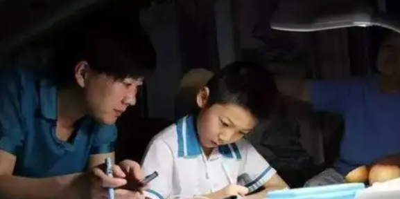 爸爸每天辅导孩子功课到深夜，结果数学只考6分，爸爸当场被气哭休闲区蓝鸢梦想 - Www.slyday.coM