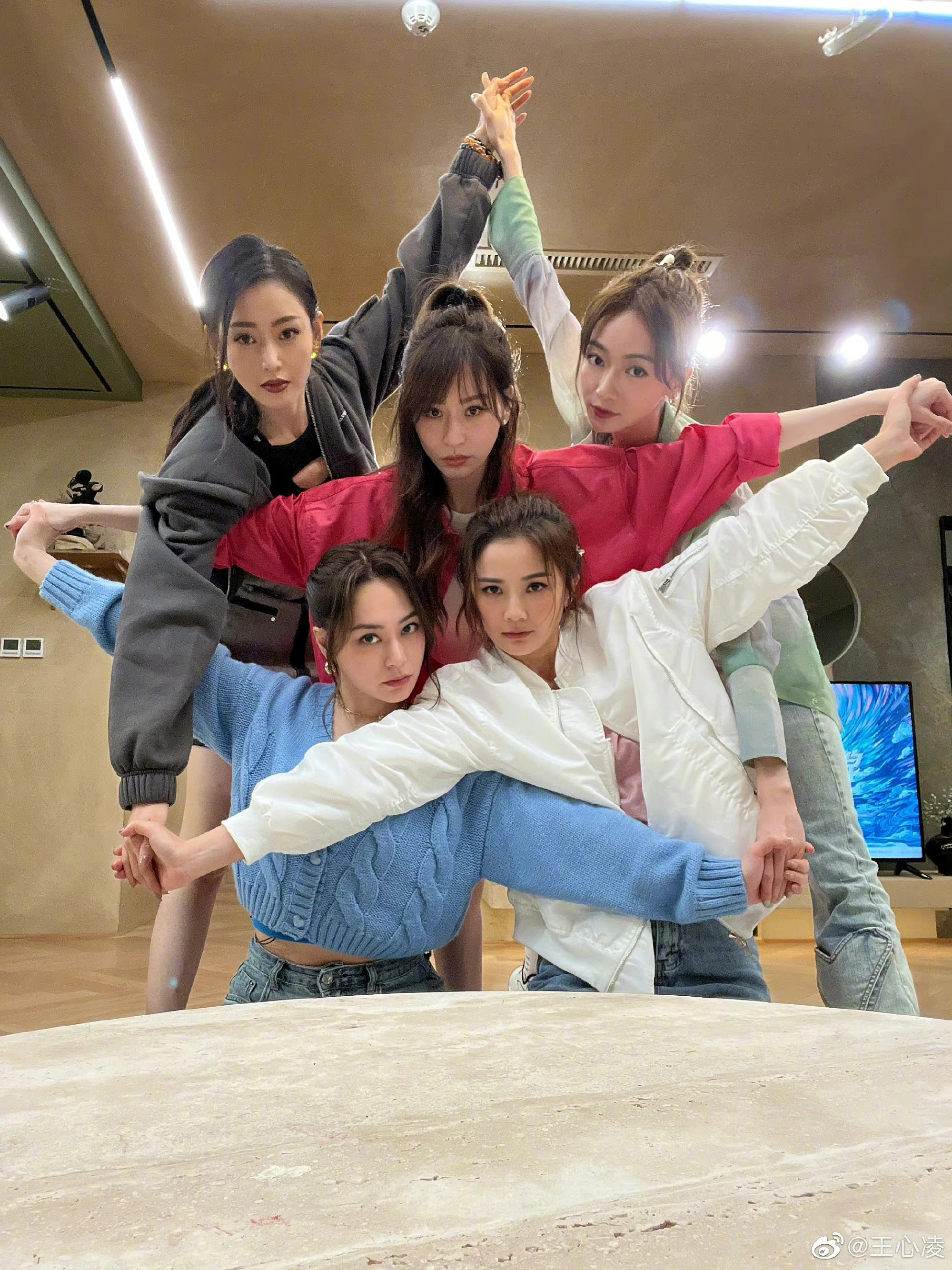 这拍照姿势也是没谁了,期待星星点灯组合