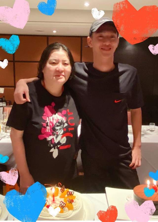 陈宝莲遗孤晒近照庆祝20岁生日！打扮新潮高大帅气，曾渴望当艺人休闲区蓝鸢梦想 - Www.slyday.coM