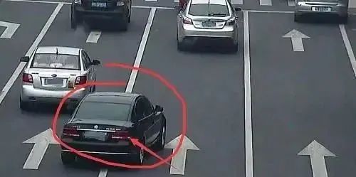 前车出现故障难以移动，车主压实线变道被扣3分，正确做法是什么休闲区蓝鸢梦想 - Www.slyday.coM