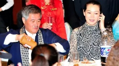 同是赵本山的基因，把原配的女儿和球球相比，差距就出来了休闲区蓝鸢梦想 - Www.slyday.coM