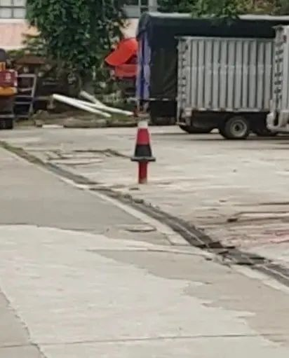 对面穿红衣服的小女孩，一直站着不动还一直盯着我！休闲区蓝鸢梦想 - Www.slyday.coM