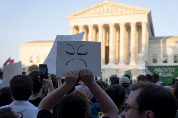 6月24日，堕胎权支持者在美国首都华盛顿的联邦最高法院外抗议。新华社