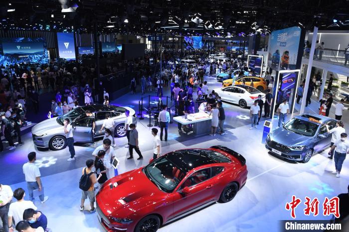 重庆国际汽车展览会启幕新能源汽车受热捧