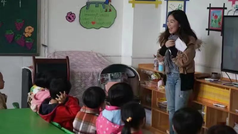▲2016年10月，严婧在甘肃一个贫困村的幼儿园做公益项目，把制作的节目送给西北的一些幼儿园。受访者供图