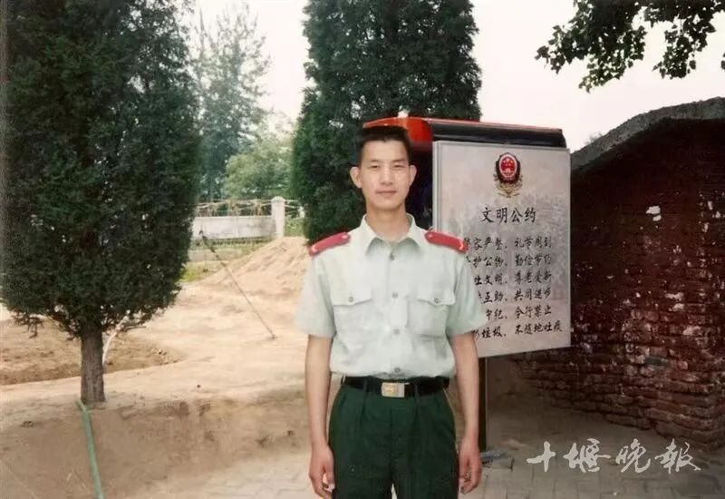 少女落水，这位十堰大哥冲了上去！他的真实身份是……休闲区蓝鸢梦想 - Www.slyday.coM