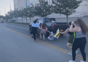 美国一卡车冲撞堕胎权支持者致多人受伤 有女子脚部被碾倒地痛哭休闲区蓝鸢梦想 - Www.slyday.coM