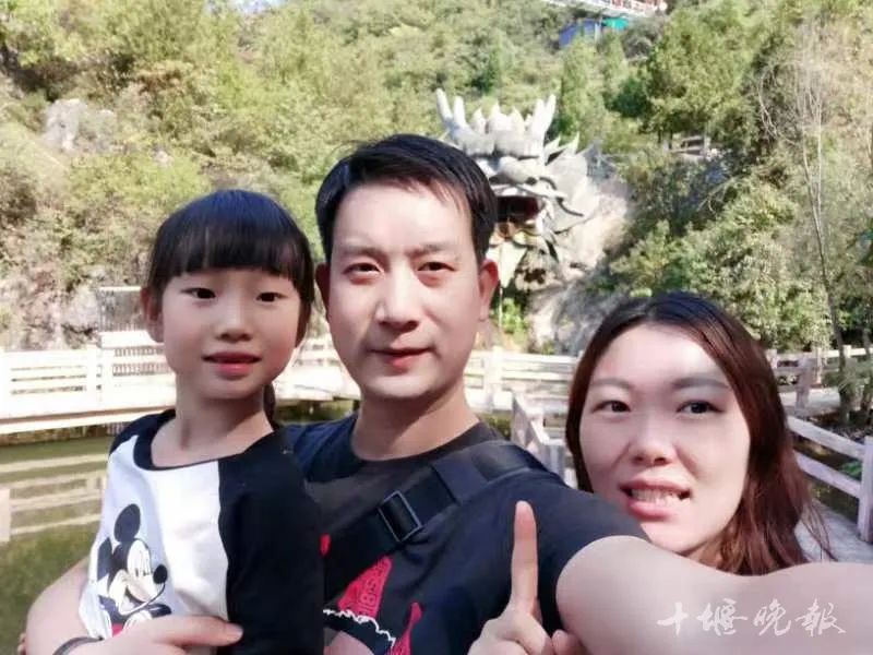 少女落水，这位十堰大哥冲了上去！他的真实身份是……休闲区蓝鸢梦想 - Www.slyday.coM