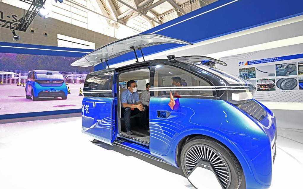6月24日，在第六届世界智能大会天津制造业立市展上，参会嘉宾在体验“天津号”纯太阳能汽车。（新华社记者 赵子硕 摄）