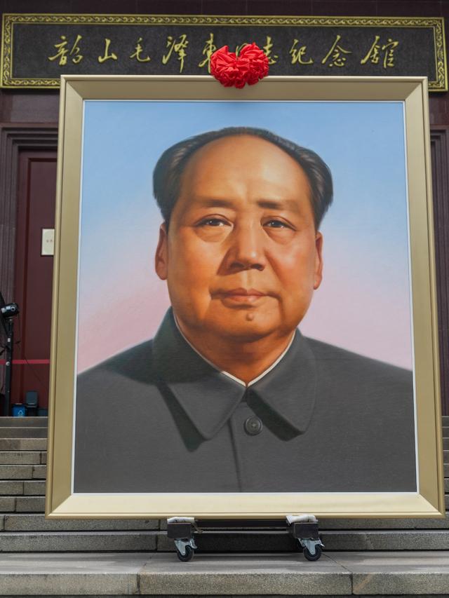 画师邢秋成向毛泽东同志纪念馆捐赠《毛泽东标准像》油画休闲区蓝鸢梦想 - Www.slyday.coM