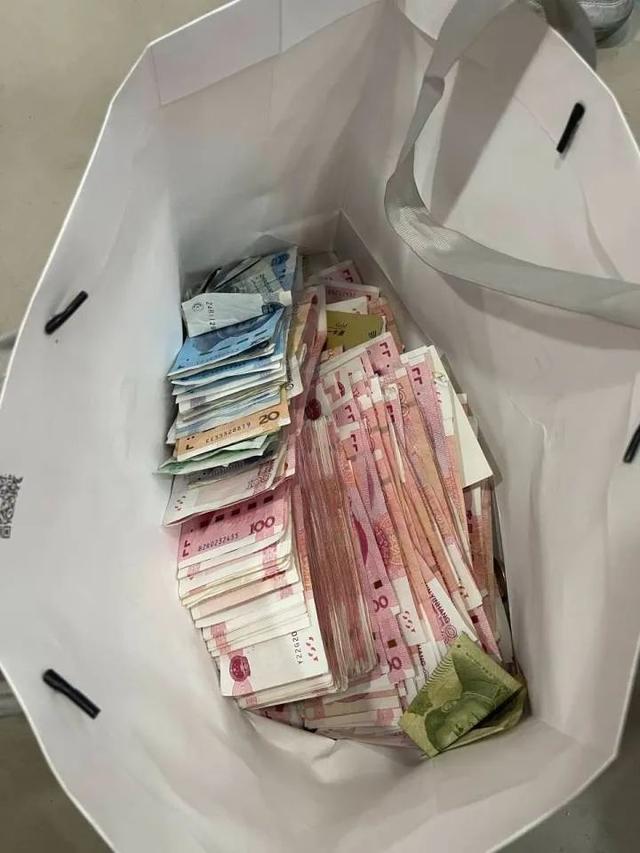 小伙说,里面塞进了不少百元大钞."那就不能用切割机了."消防员说.