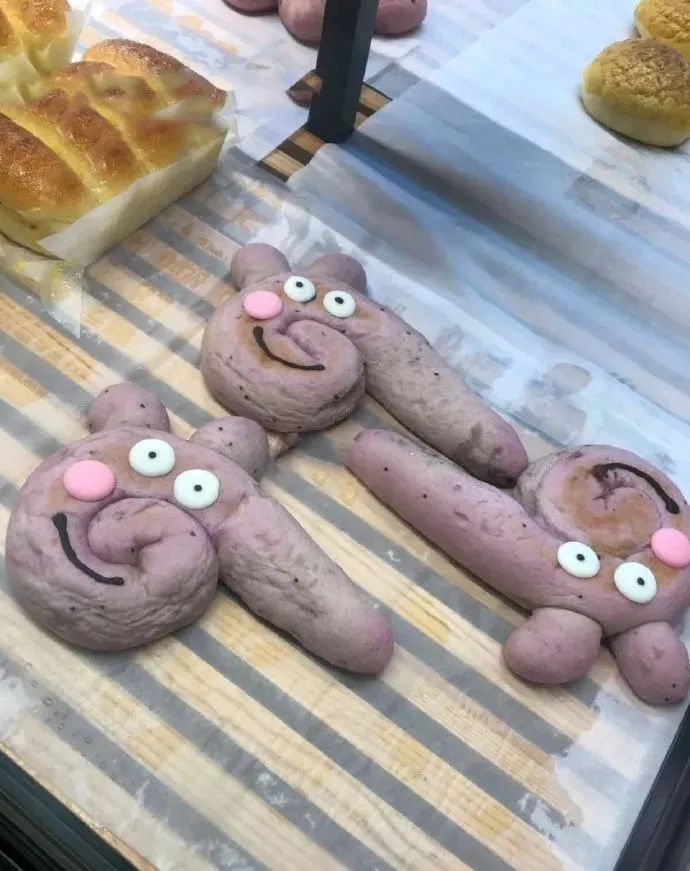 对面穿红衣服的小女孩，一直站着不动还一直盯着我！休闲区蓝鸢梦想 - Www.slyday.coM