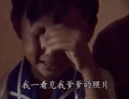 10岁时的张子权，谈及父亲去世时伤心哭泣的画面。云南省公安厅禁毒局供图