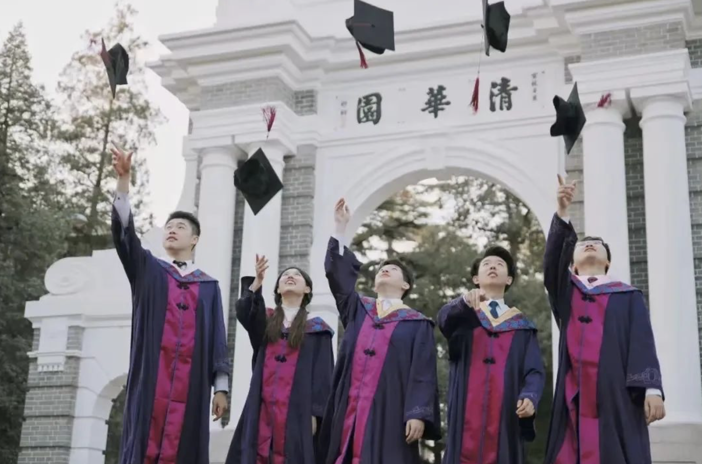 经清华大学校务会议讨论通过,决定授予10个班级"清华大学毕业班先进