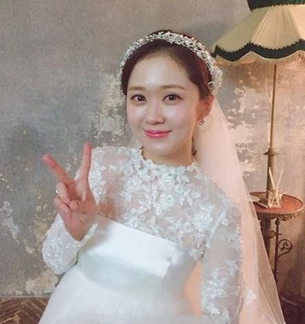 张娜拉婚礼现场曝光,穿白色拖尾婚纱,与小6岁老公手牵手完婚|张娜拉