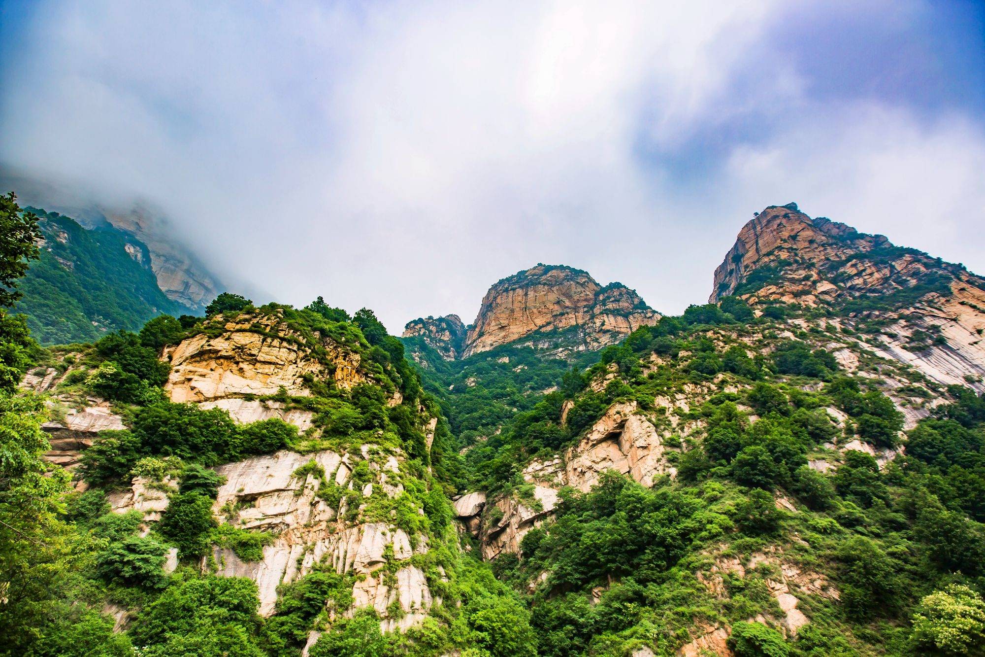保定阜平天生桥瀑布群风景壮美这里是太行深处的香格里拉