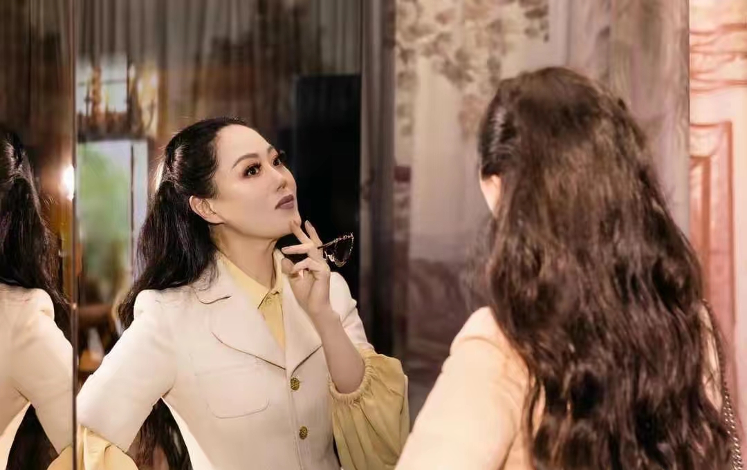 过了20年章小蕙的穿搭依旧经典,富养长大的女孩审美真的不一样