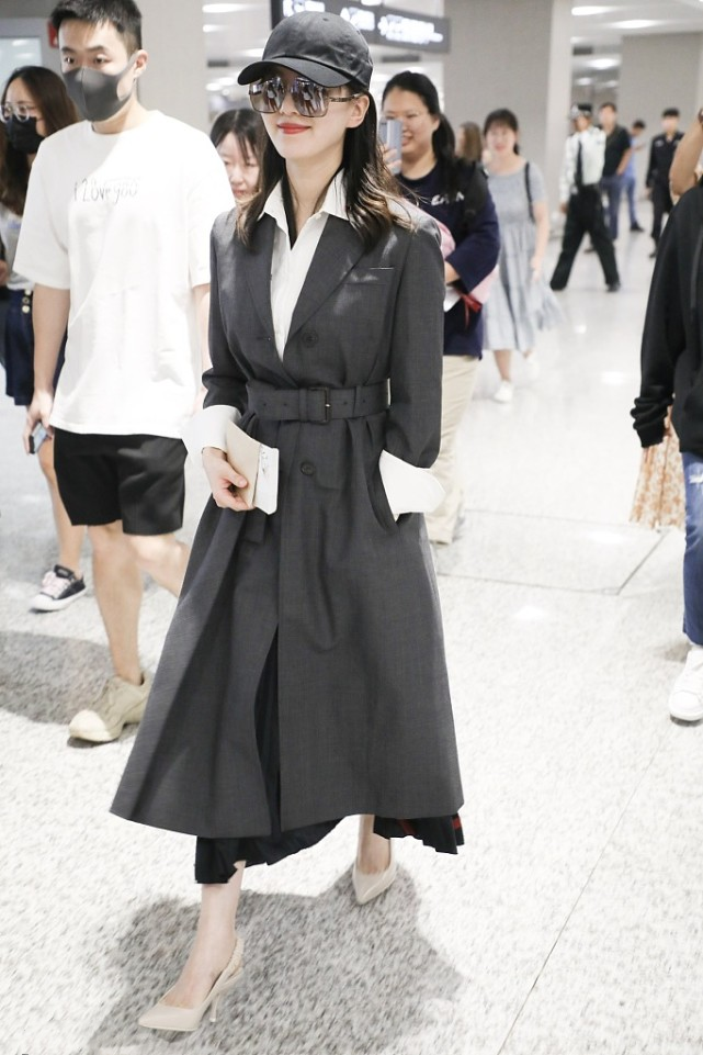 刘诗诗也有不温柔的时候,穿黑色风衣又飒又酷,大女人气场拿捏了休闲区蓝鸢梦想 - Www.slyday.coM 刘诗诗也有不温柔的时候,穿黑色风衣又飒又酷,大女人气场拿捏了休闲区蓝鸢梦想 - Www.slyday.coM