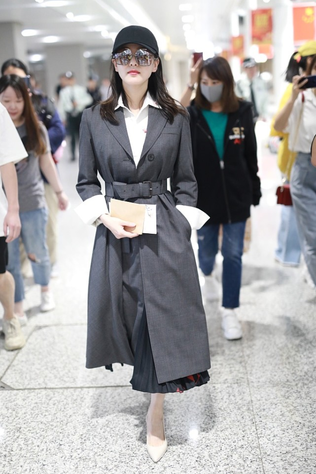 刘诗诗也有不温柔的时候,穿黑色风衣又飒又酷,大女人气场拿捏了休闲区蓝鸢梦想 - Www.slyday.coM 刘诗诗也有不温柔的时候,穿黑色风衣又飒又酷,大女人气场拿捏了休闲区蓝鸢梦想 - Www.slyday.coM