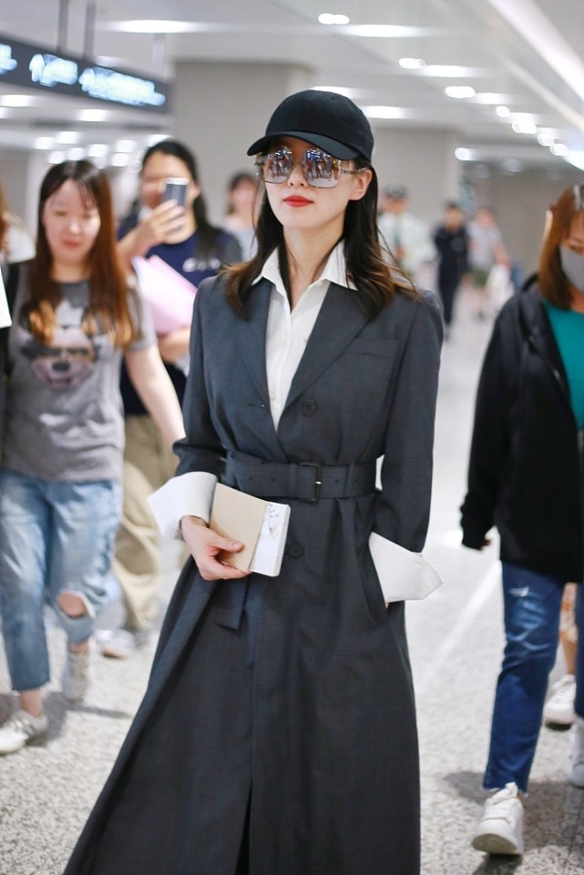 刘诗诗也有不温柔的时候,穿黑色风衣又飒又酷,大女人气场拿捏了休闲区蓝鸢梦想 - Www.slyday.coM 刘诗诗也有不温柔的时候,穿黑色风衣又飒又酷,大女人气场拿捏了休闲区蓝鸢梦想 - Www.slyday.coM